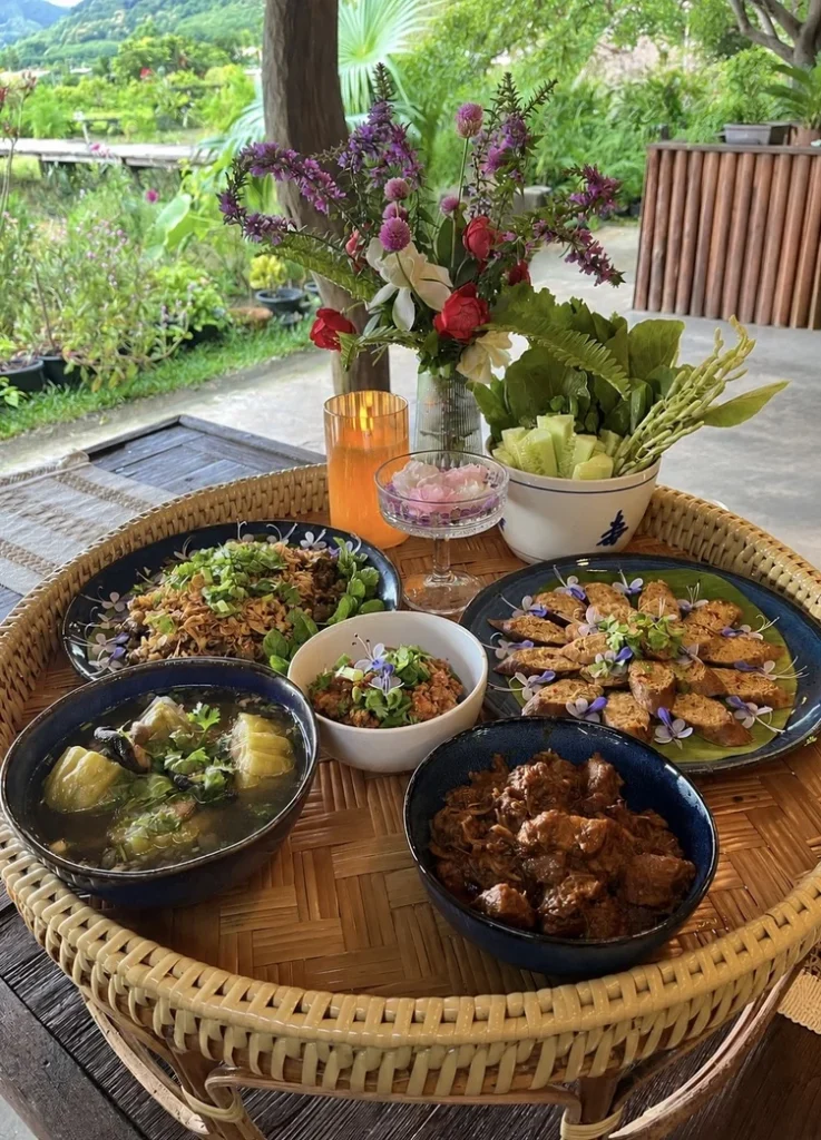แกงผักไก่บ้าน
